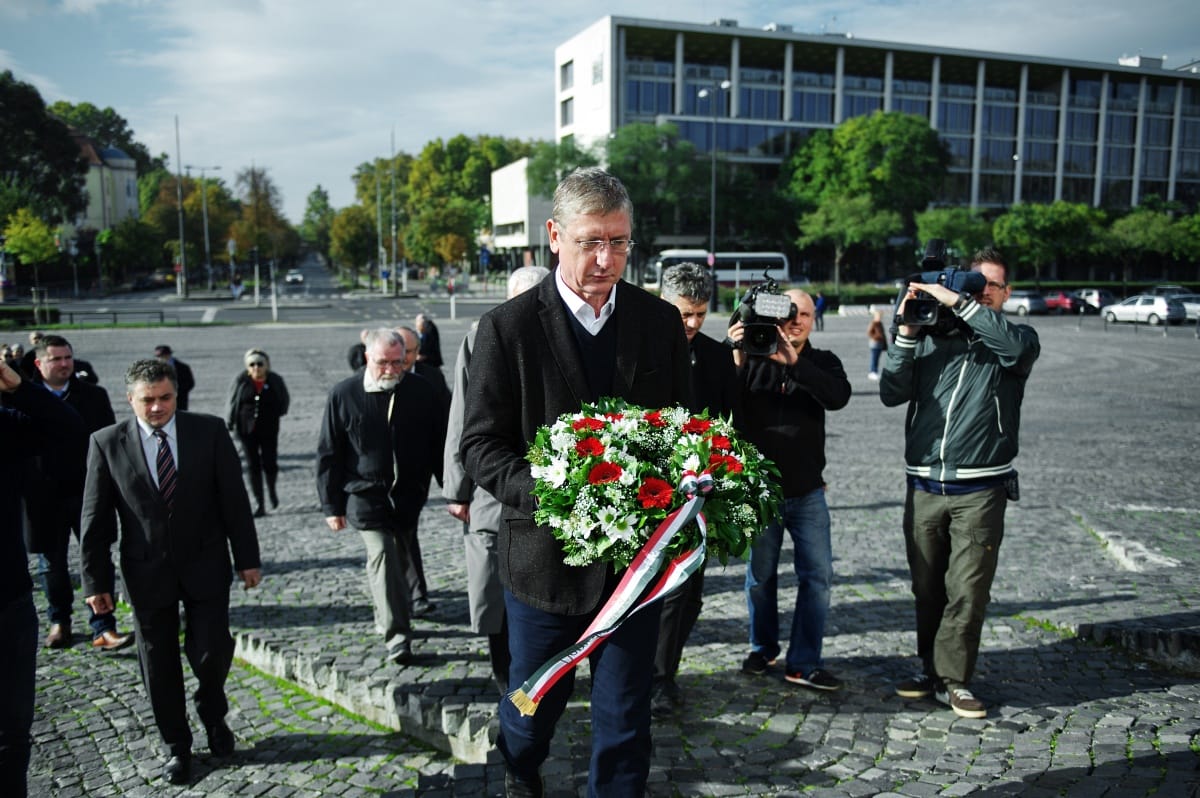 Melankólikus fotelforradalmárok ünnepe