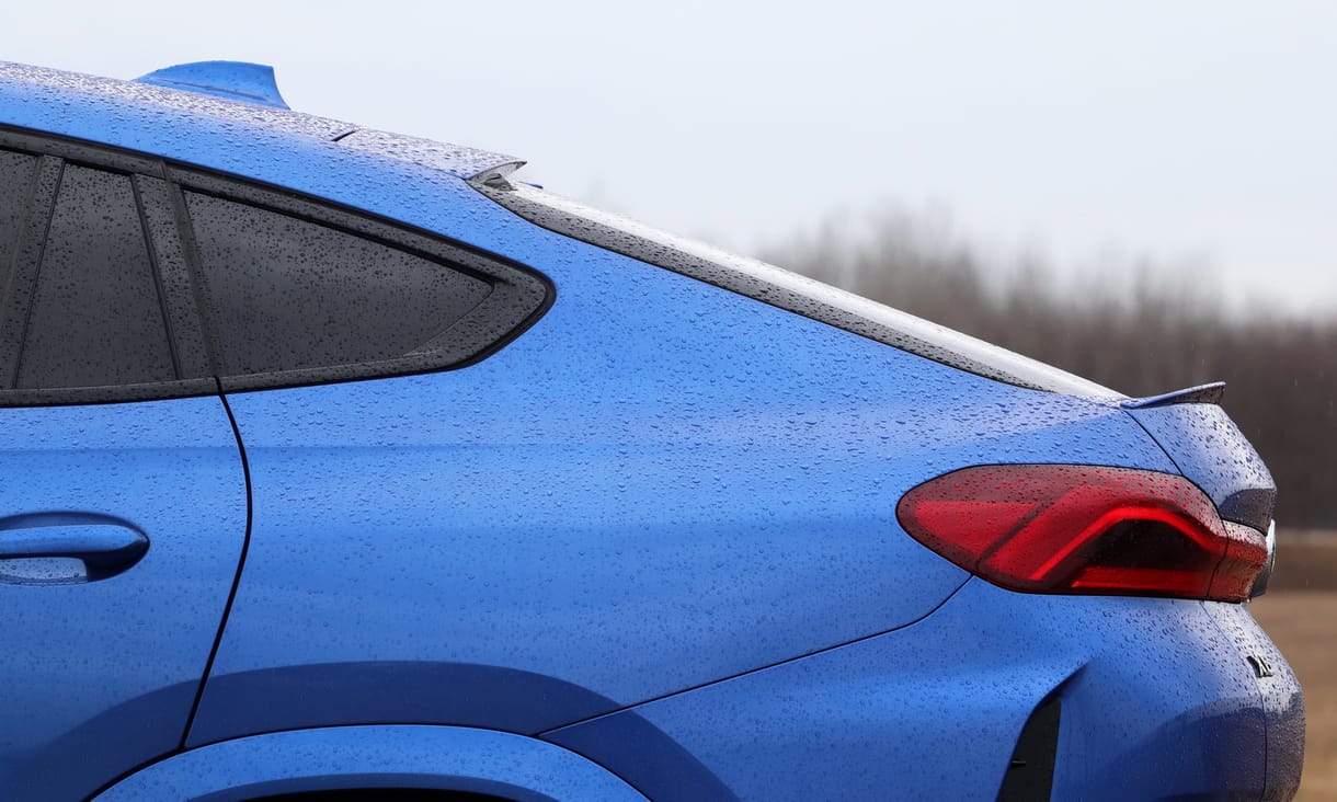 Kémfotókon a picit hibrid és nagyon biturbó V8 új BMW X6 M60i