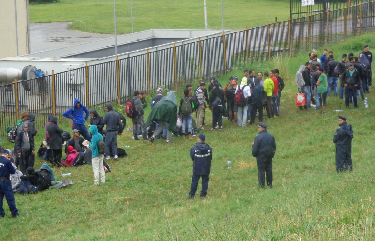 Szegedi óriásrazzia: rengeteg a menekült, de állítólag tudják kezelni a helyzetet