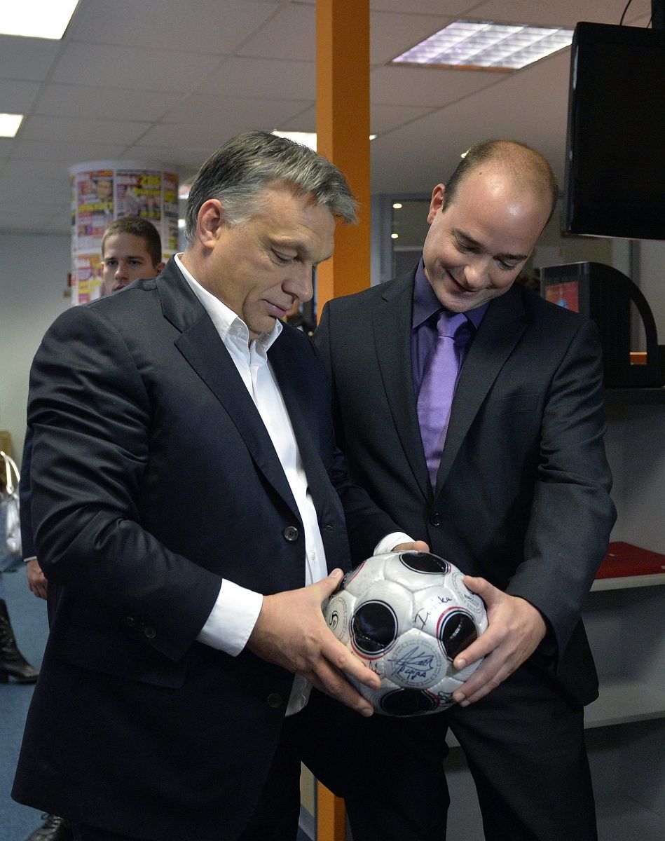 Fotó: Orbán Viktor megtekintett egy labdát a Blikk szerkesztőségében