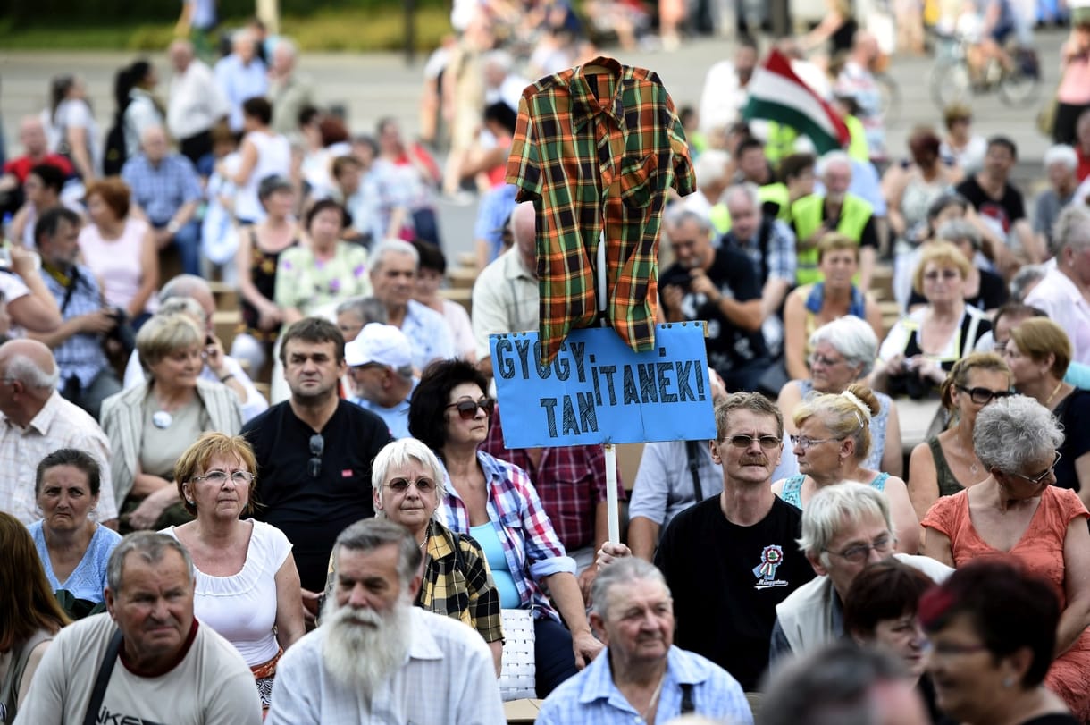 12 órás tüntetés kezdődött a Kossuth téren az egészségügyért és az oktatásért