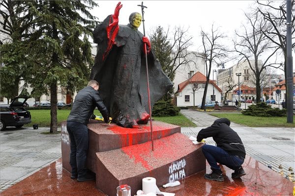 Leöntötték II. János Pál lódzi szobrát