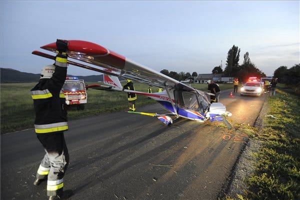 Autóútra futott, majd árokban állt meg egy kisrepülőgép Budakeszinél