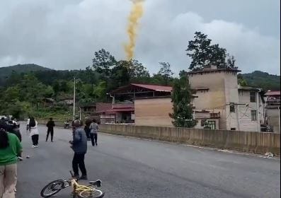 Videón, ahogy a fejükre hulló űrrakéta elől egy kínai falu lakói fejvesztve menekülnek