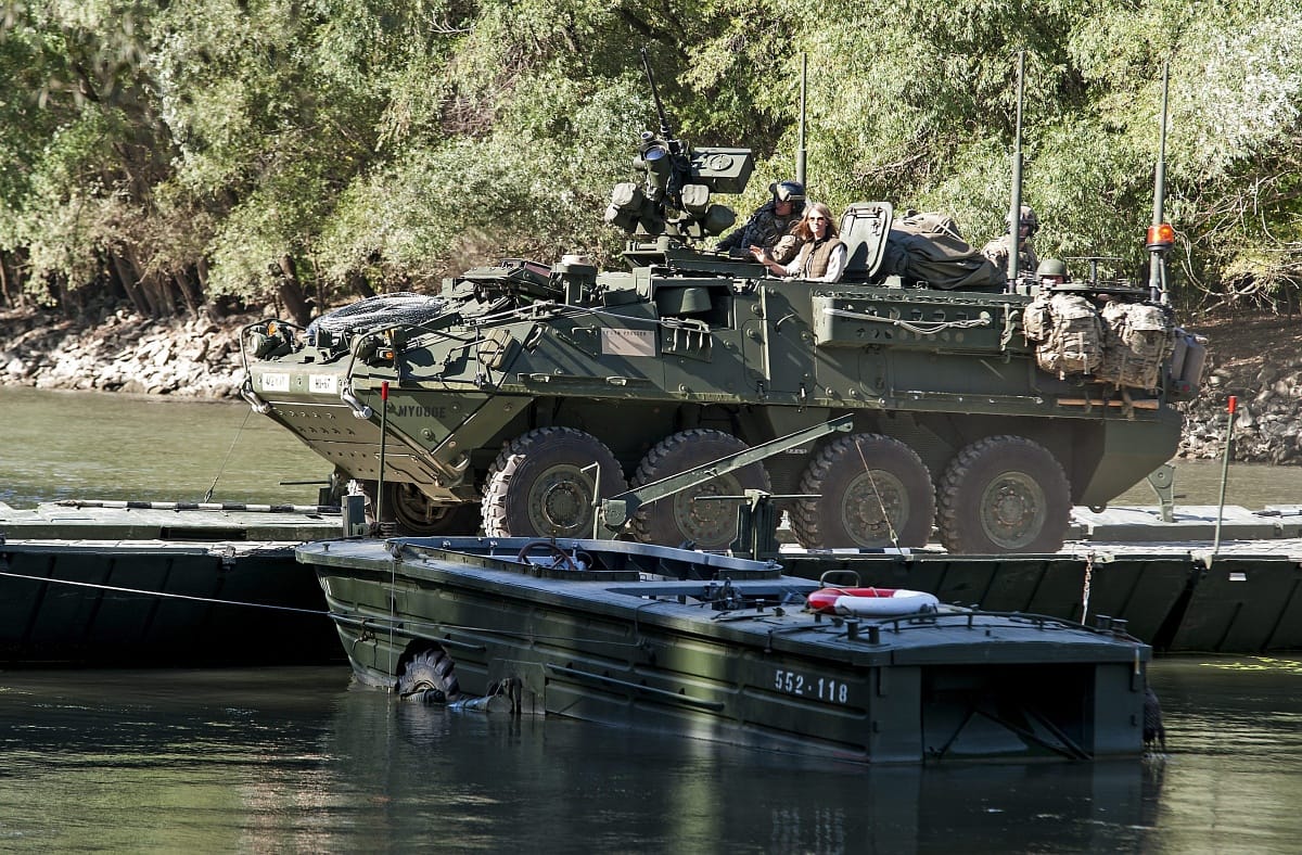 HM: Amerikai konvoj halad a 82-es főúton