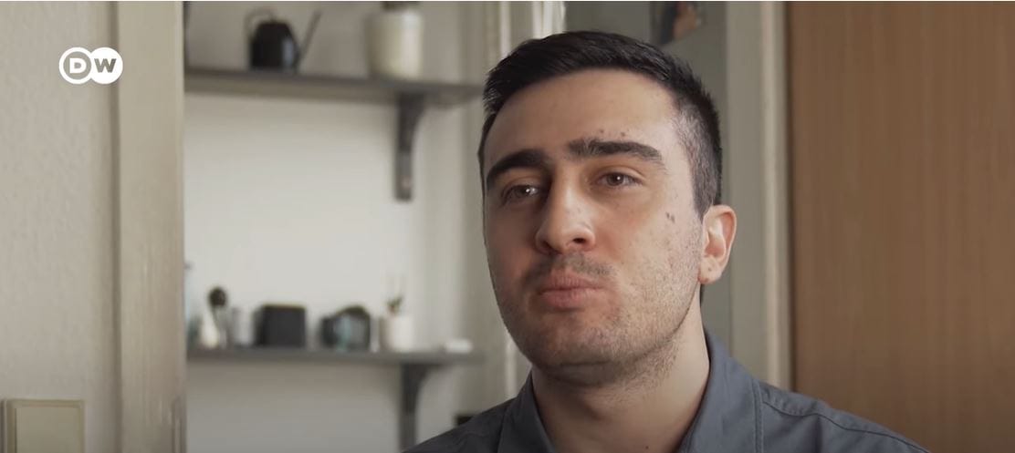 Ukrán menekülteken segít a Merkellel szelfiző szír férfi