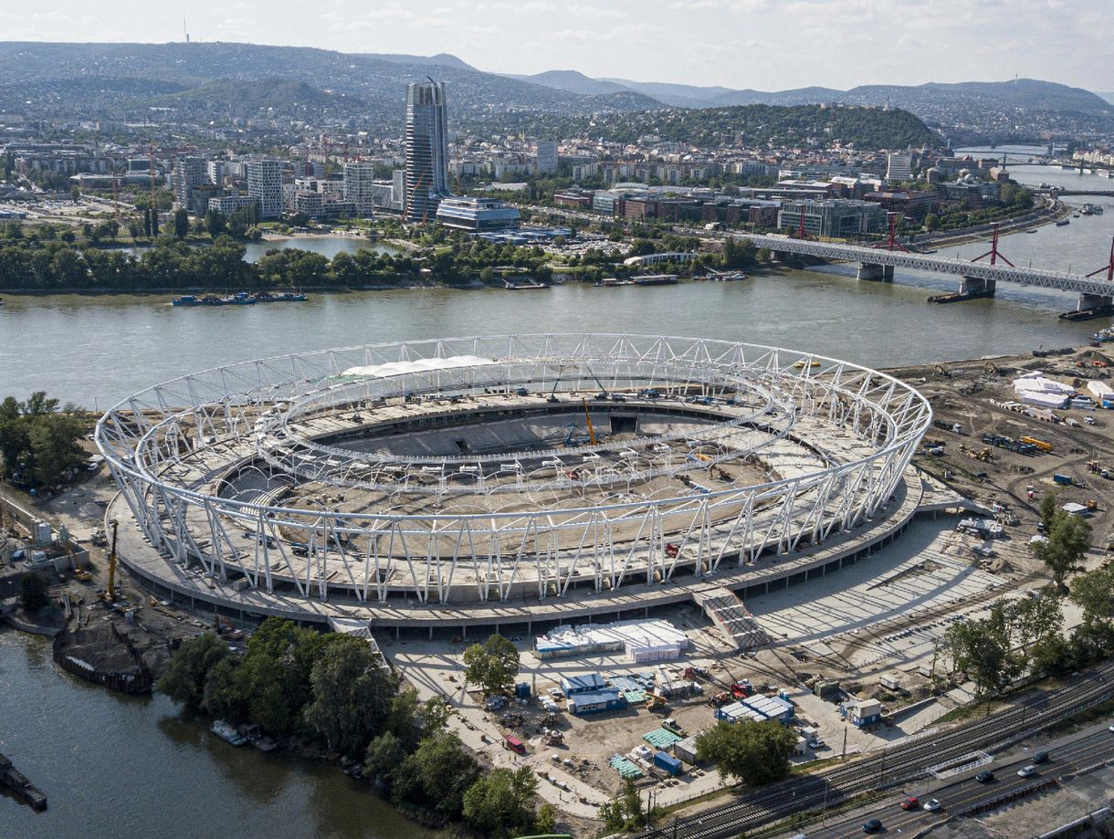 És akkor számolni kezdünk, mi épül több: stadion vagy akkugyár