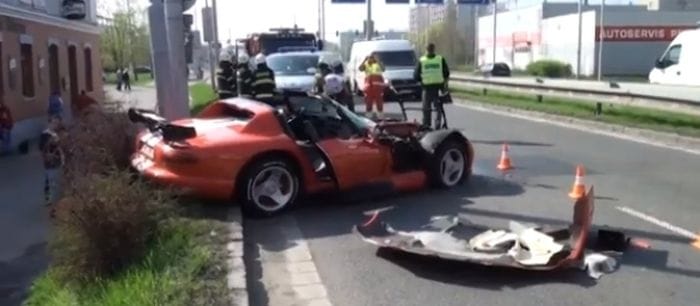 Oszlopnak csapódott és rommá tört egy Dodge Viper a cseheknél - fotók