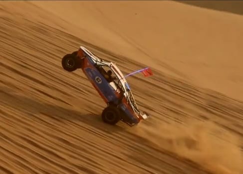 Így szöcskéznek a homokdombokon az arabok – videó
