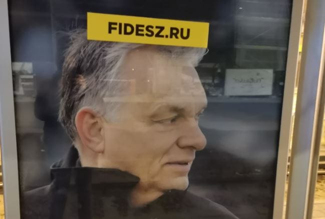 A Momentum csinált egy fidesz.ru oldalt, és több városban „kiegészítették” a kormányplakátokat
