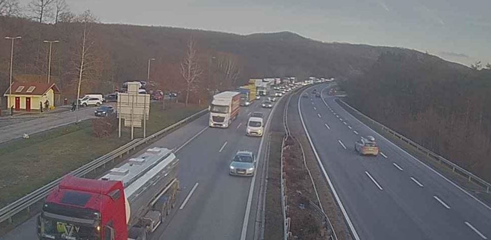 M1-es autópálya: már 15 kilométeres a torlódás Tatánál