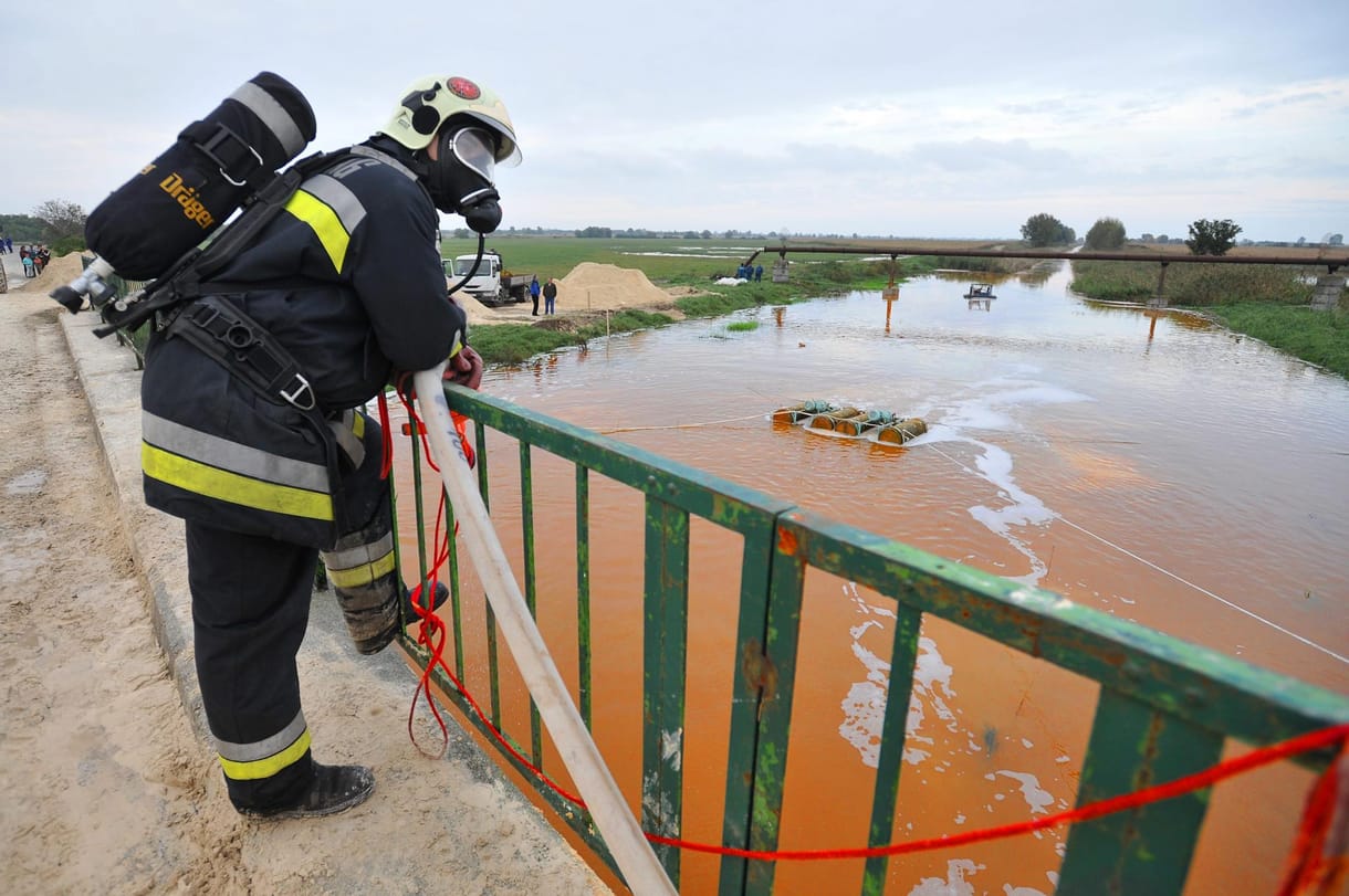 Toxic sludge ravages 3 townships in Hungary, 7 killed