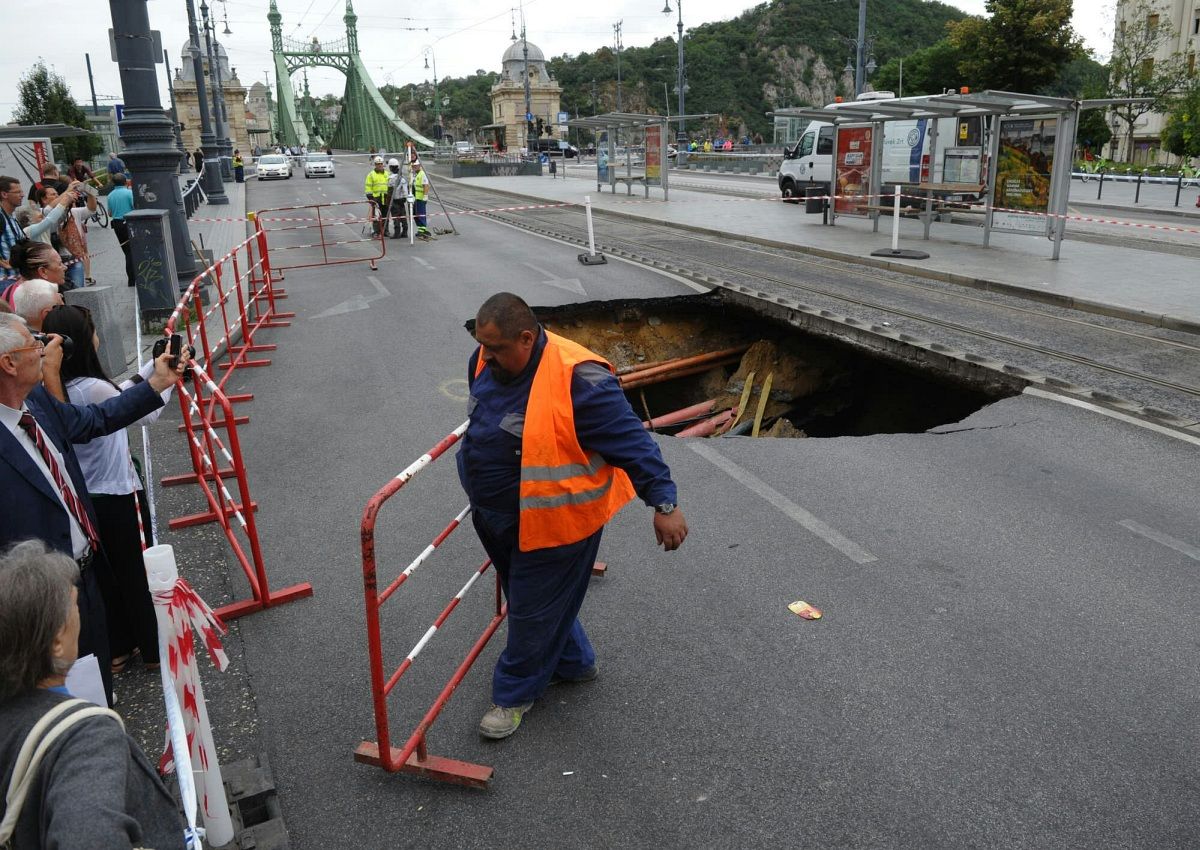 Nemsokára nyoma sem lesz a Fővám téri gigagödörnek