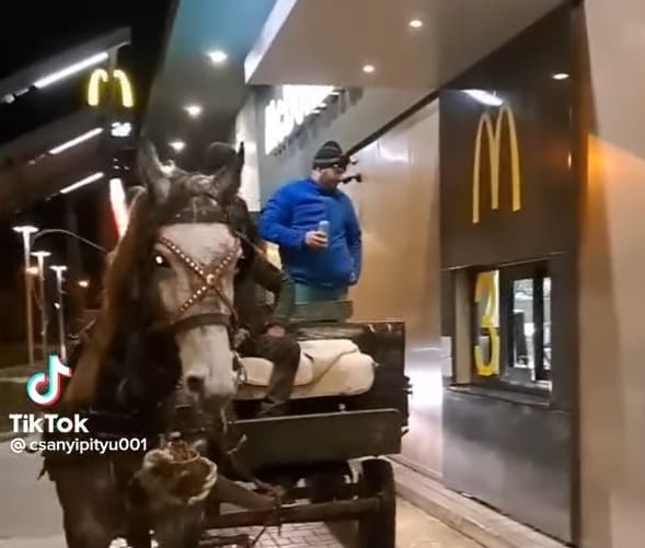 Lovaskocsival álltak be a McDrive-ba Pápán – videóval