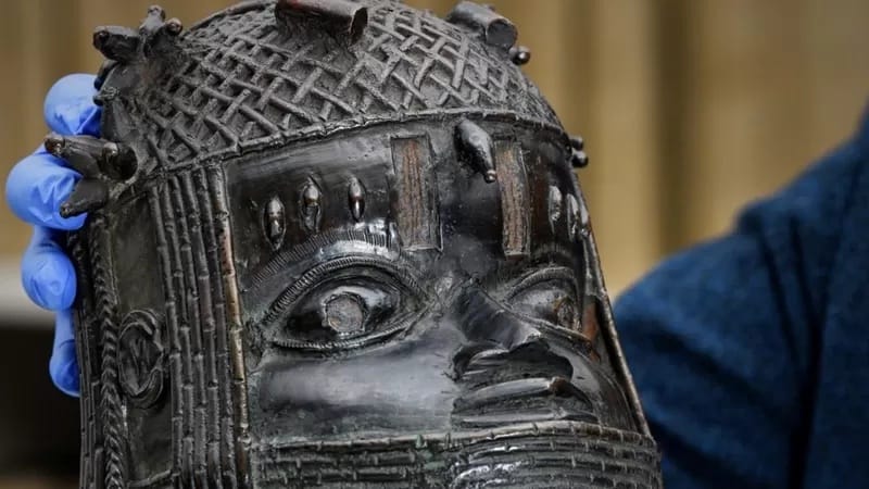125 év után kapott vissza Nigéria két elhurcolt benini szobrot