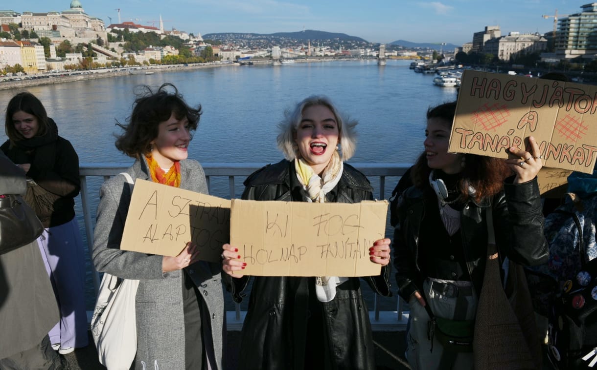 Óriási élőlánccal, sztrájkkal és felvonulásokkal demonstrálnak ma az oktatásért