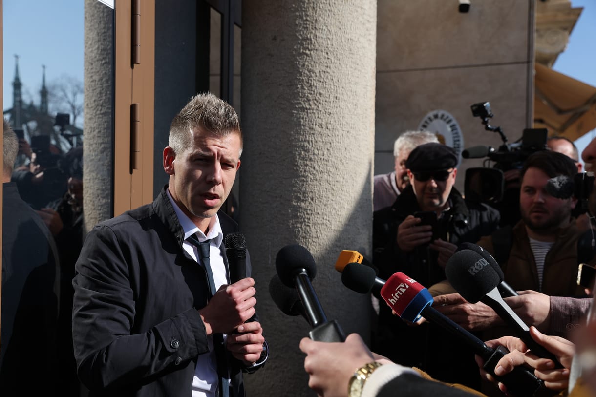 Megérkezett Magyar Péter az ügyészségre, mindjárt érkezik a Vargáról készített hangfelvétele is – élő videó
