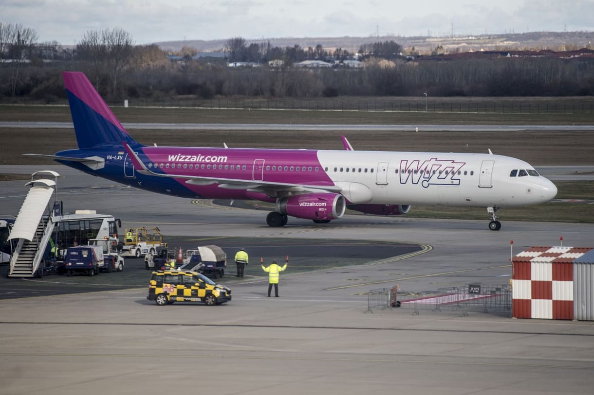Lefejelt egy rendőrt is a Wizz Air-gépen verekedő lett