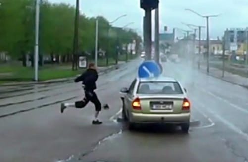 Kétszer szabálytalankodott a sofőr, de csak egyszer úszta meg ép bőrrel – videó