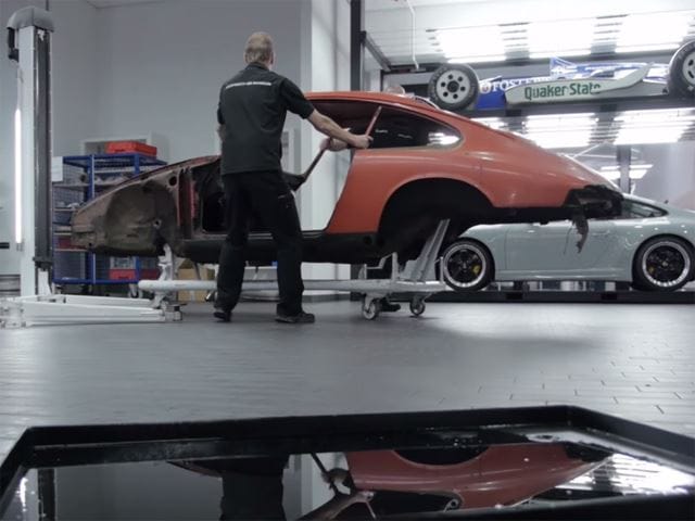 Így restaurálják az egyik legrégibb Porsche 911-est