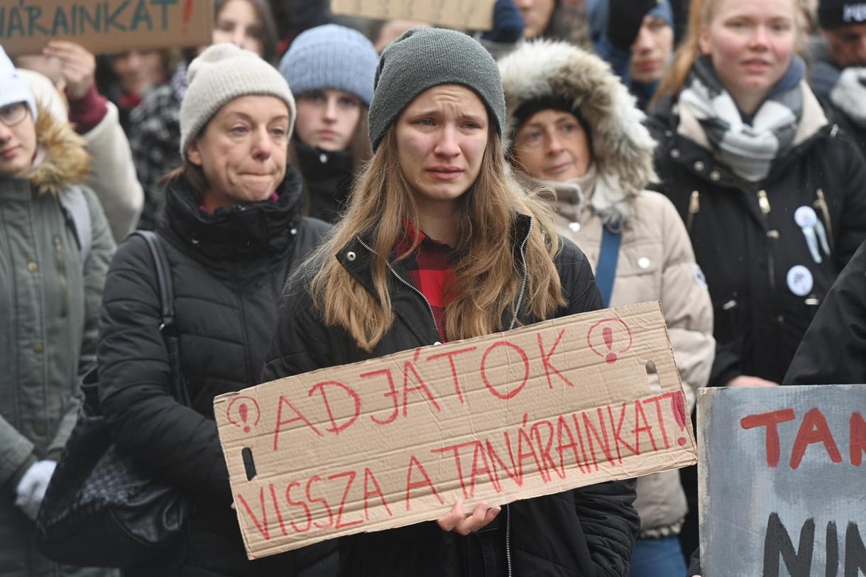 Tüntettek a Karinthy gimnáziumnál, a tankerület elé vonultak a kirúgott tanárok