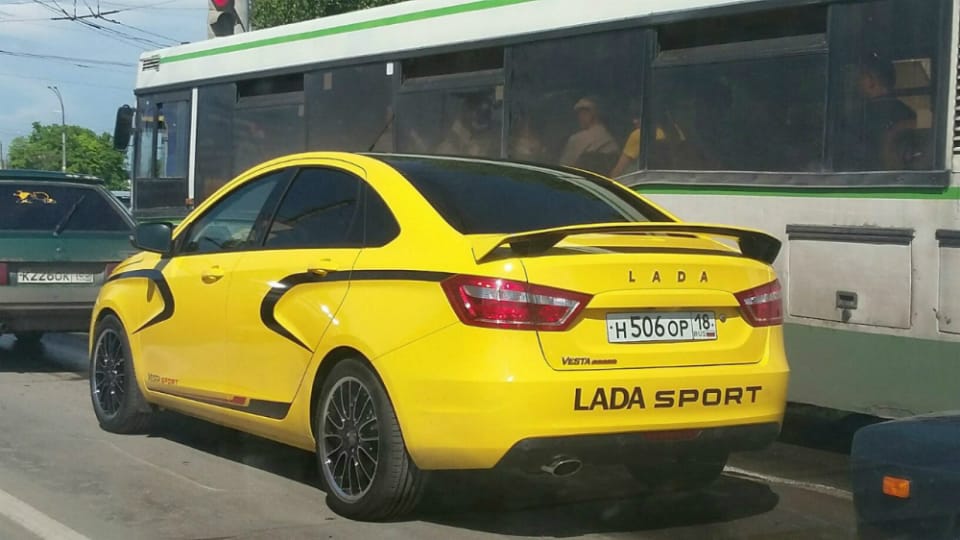 Lebukott a Lada Vesta Sport