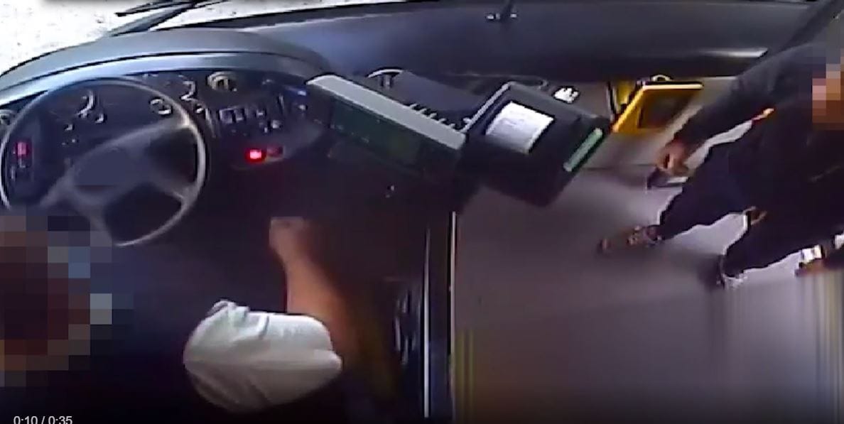Pofonnal rendezte a vitát egy buszsofőr – videó