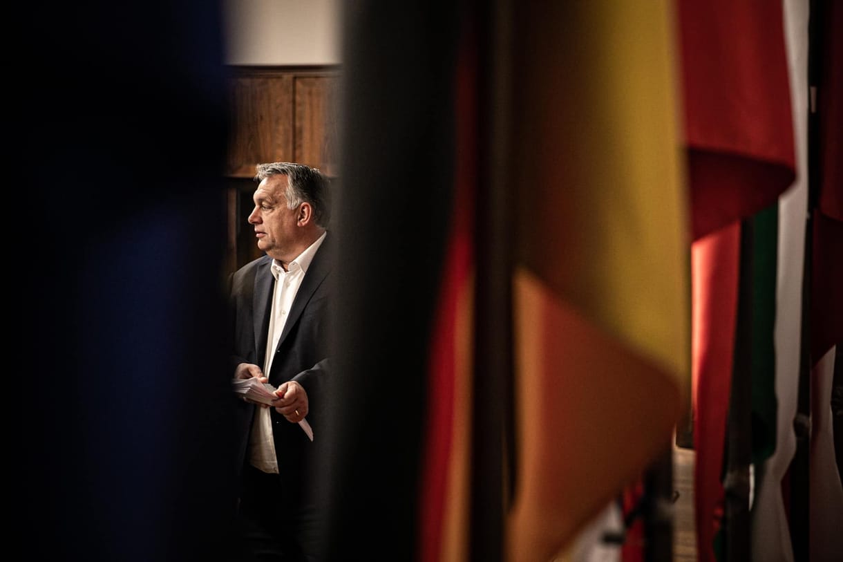 EP-jelentéstevő: Nem szabad beugrani Orbán kutyakomédiájának
