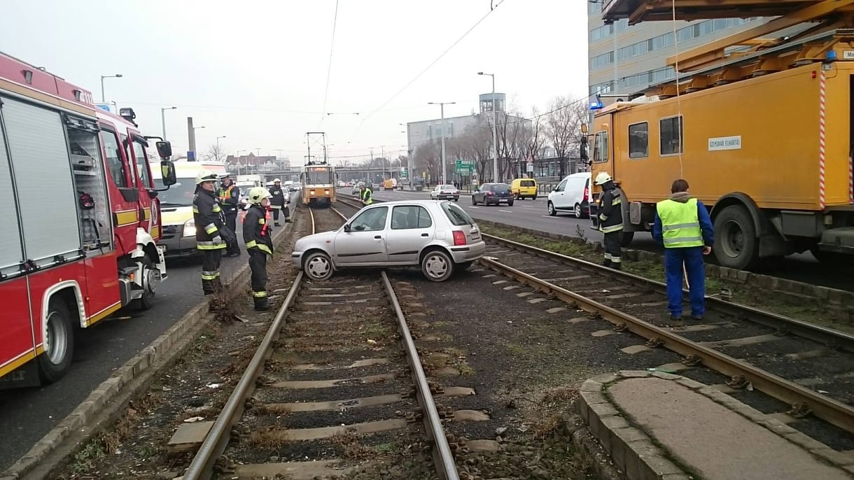 Keresztben állt meg egy autó az 1-es villamos sínein – fotó