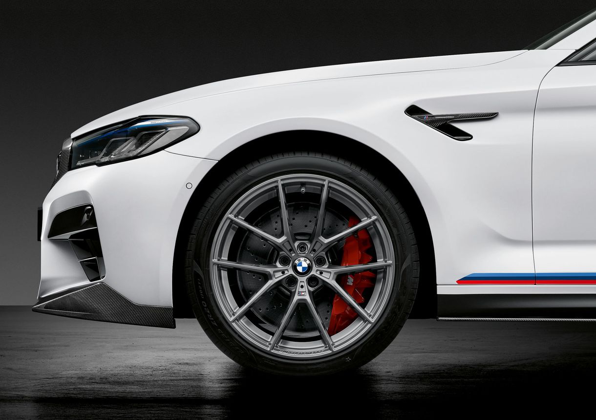 635 lóerővel támad az új BMW M5 CS