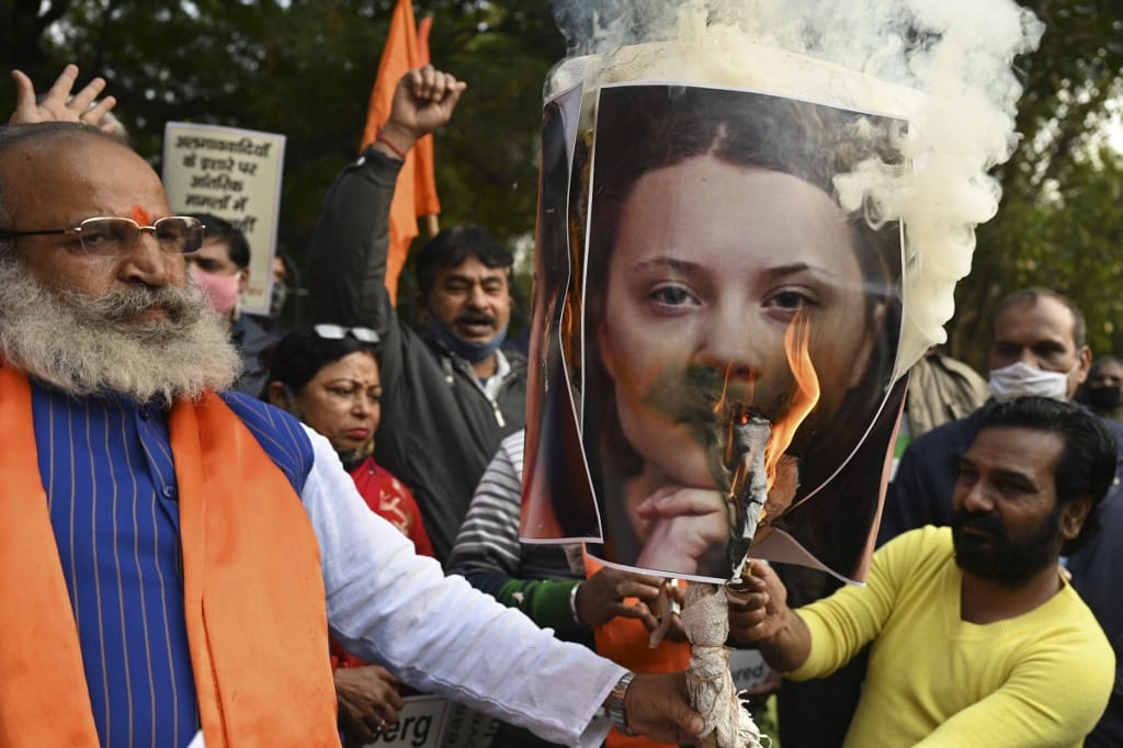 Greta Thunberg és Rihanna fotóit égetik India utcáin