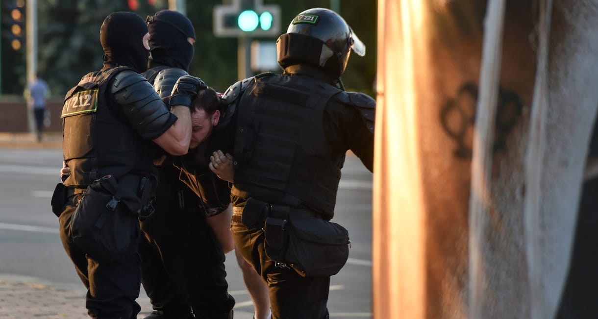 A minszki rendőrség őrizetbe vette az ellenzéki Belsat TV hat munkatársát