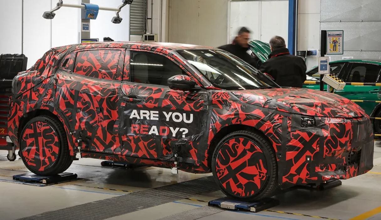 Rövidke videóban sejteti első elektromos autóját az Alfa Romeo