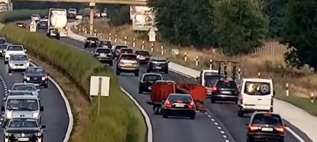 Videóra vették, ahogy elszabadul egy utánfutó a tömött M1-esen