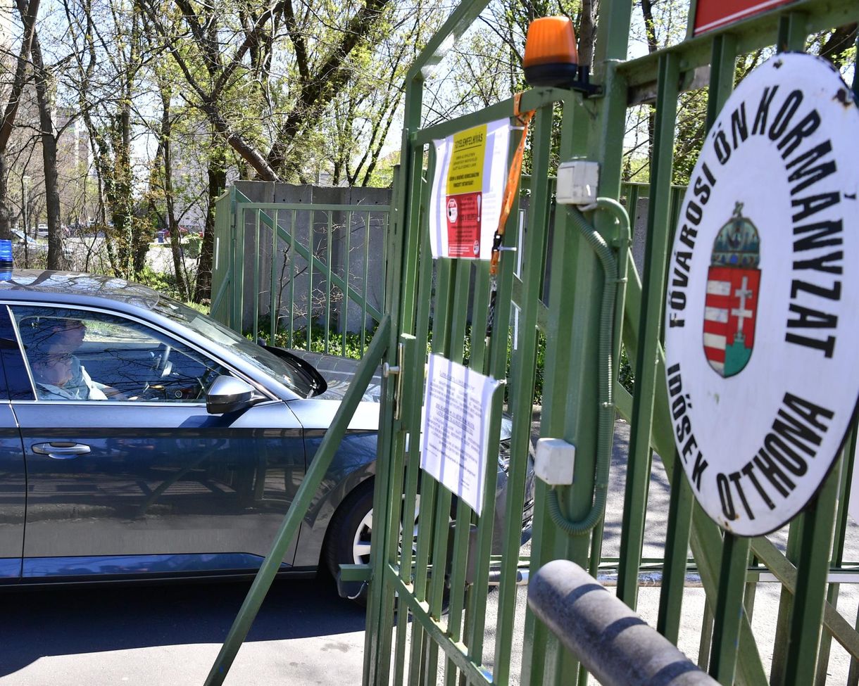 A koronavírus ott van az idősotthonokban, de csak kósza jelek mutatják a helyzet súlyosságát