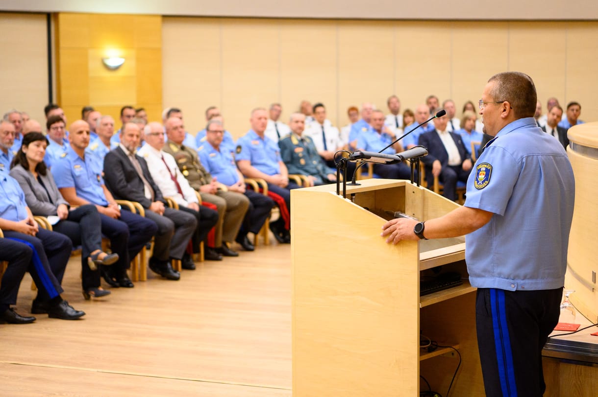 Új vezetők a rendőrségnél, egy leköszönő főrendőr szablyát kapott