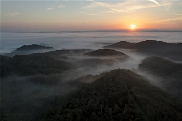 Félelmetesen szép képek a nógrádi ködről