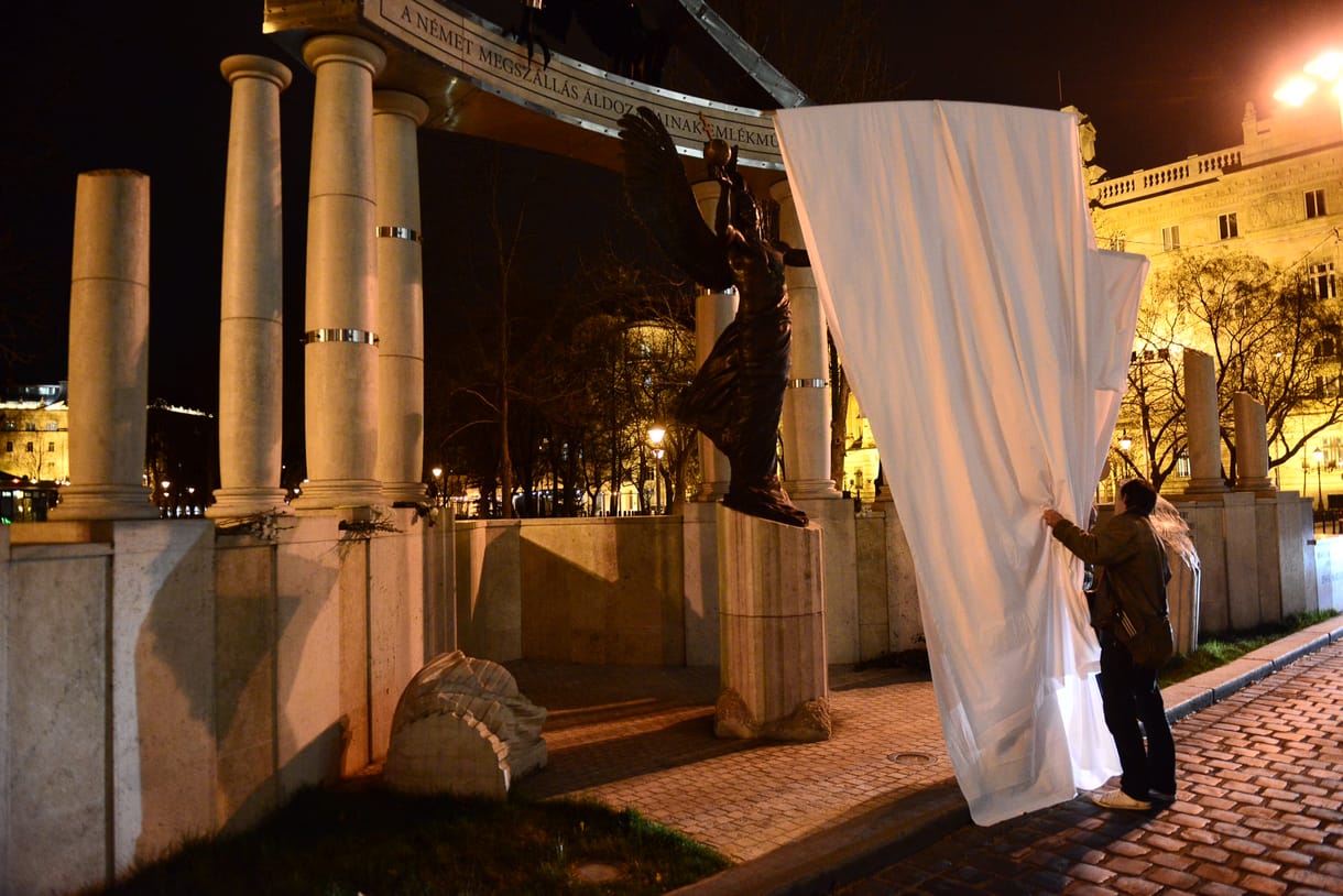 Két év után leleplezték a Szabadság tér fantomját