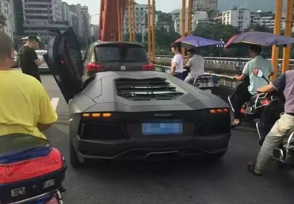 Ilyen véget ér egy Volkswagen kontra Lamborghini baleset