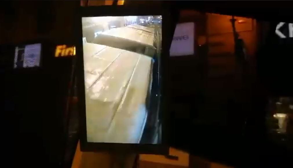 Aggódnak a villamosvezetők, túl közel építették a fesztiválbódékat a sínekhez – videó