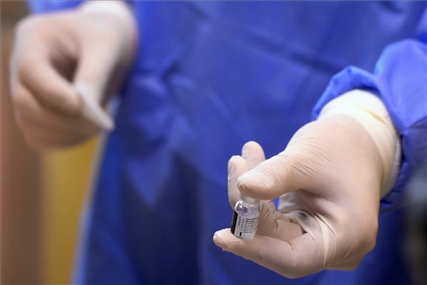 Hosszú kérdőívvel faggatják az oltandókat, mielőtt megkapják a vakcinát