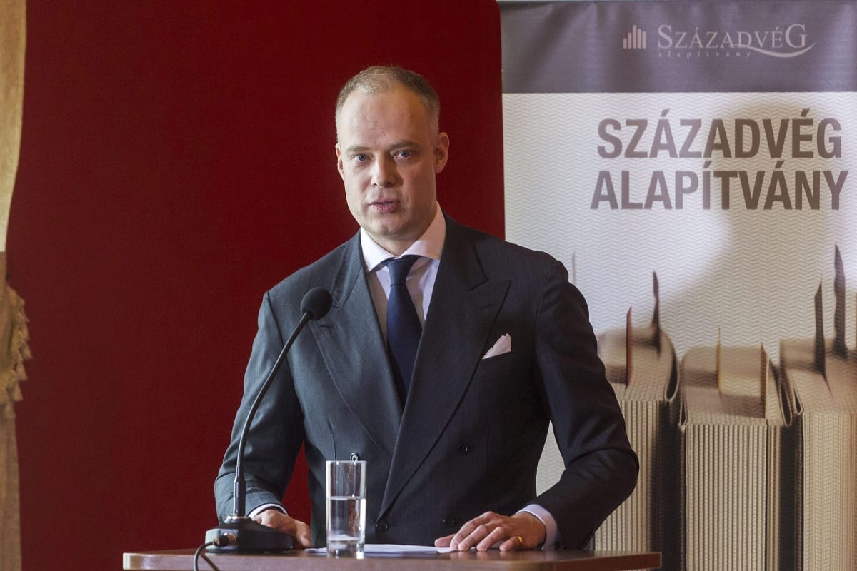 Ráfordult az egészségügyre a kormányszóvivő vonatgyáros férje