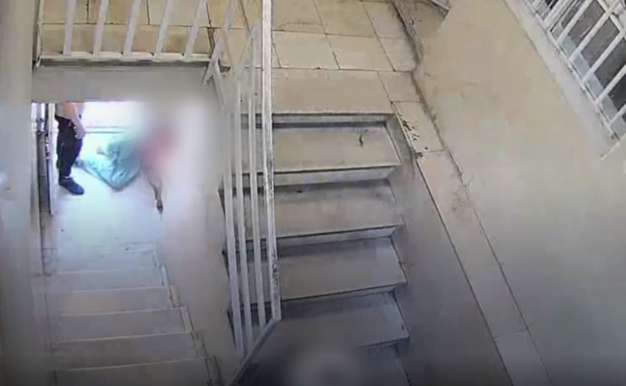 Hackerek kirakták a netre egy iráni börtön belső felvételeit, amin összeverik a rabokat