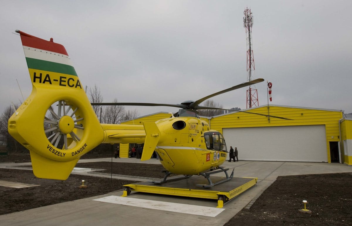 Jogszabályváltozás akadályozza a mentőhelikopterek leszállási engedélyét