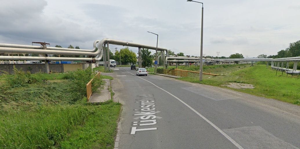 Patakba zuhant egy autó Pécsen, a sofőr kis híján megfulladt
