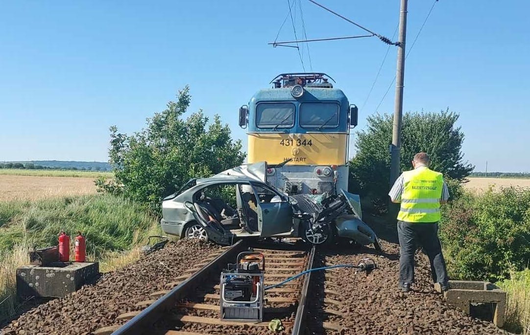 Vonattal ütközött egy autó Méránál, mindhárom utasa meghalt