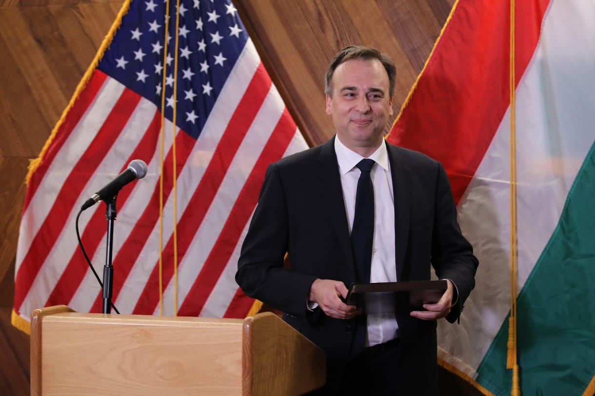 Megtréfálta a magyar nyelv a karácsonyi üdvözletet küldő amerikai nagykövetet