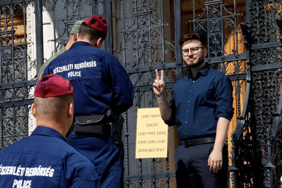 Lengyel aktivista akciózott a Parlamentnél a magyar kormány melegellenessége miatt
