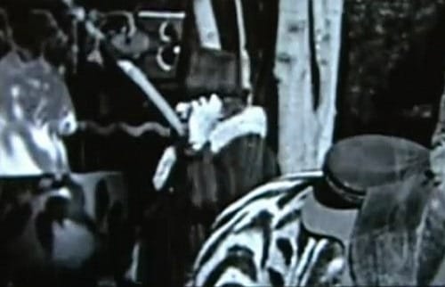 Mobiltelefonos időutazó bukkant fel Chaplin filmjében?