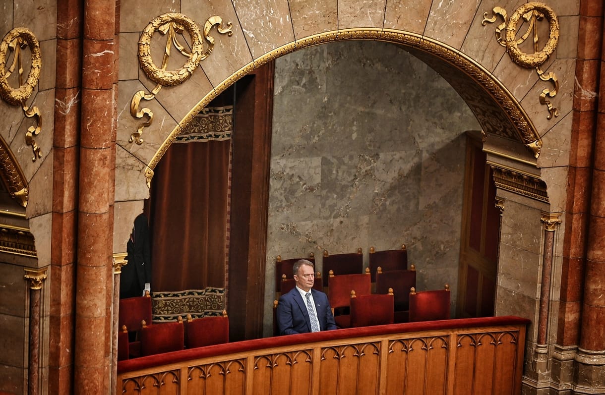 Szinte egyedül maradt Varju László a Parlamentben az eskütételére